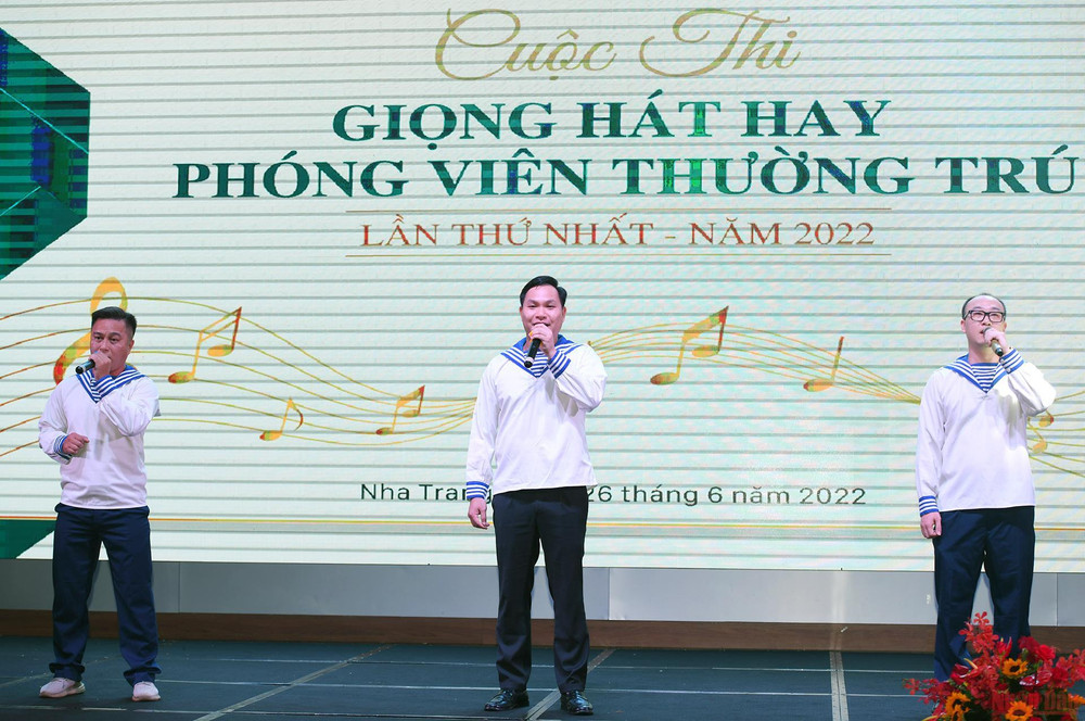 Tiết mục "Tổ quốc nhìn từ biển" của Ban Quản lý phóng viên thường trú. Cuộc thi Giọng hát hay phóng viên thường trú Báo Nhân Dân lần thứ Nhất. -0