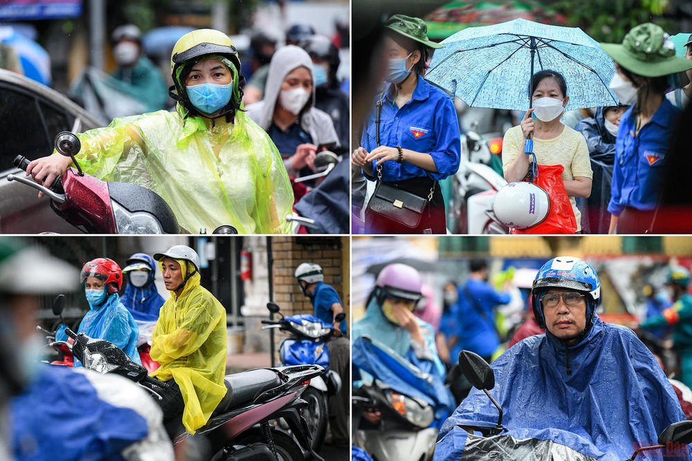 Phụ huynh đã chuẩn bị sẵn áo mưa, ô... ngoài cổng điểm thi, kiên nhẫn đứng chờ các sĩ tử. Phụ huynh đội mưa chờ đón sĩ tử “vượt vũ môn” trong ngày thi đầu tiên -0