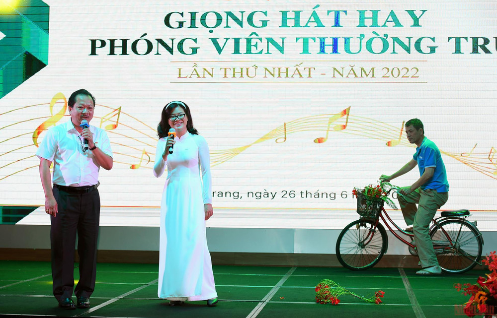 Tiết mục "Xe đạp ơi" của đơn vị Cơ quan Thường trực TP Hồ Chí Minh. Cuộc thi Giọng hát hay phóng viên thường trú Báo Nhân Dân lần thứ Nhất. -0