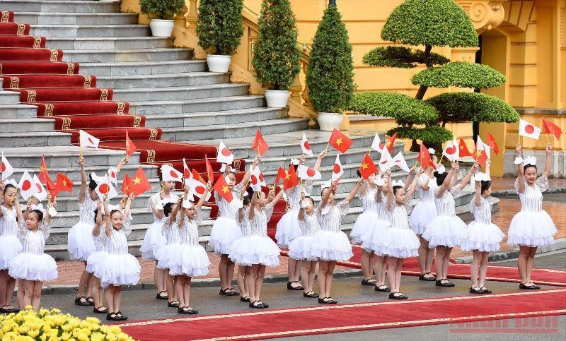 Các cháu thiếu nhi vẫy chào Thủ tướng hai nước Việt Nam và Nhật Bản. Lễ đón Thủ tướng Nhật Bản Kishida Fumio thăm chính thức Việt Nam -0