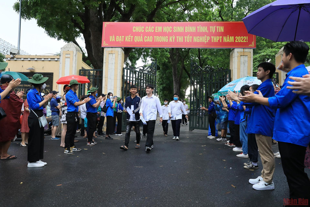 16 giờ 5 phút, những thí sinh đầu tiên đã bước ra khỏi điểm thi trong tiếng vỗ tay của các tình nguyện viên. Phụ huynh đội mưa chờ đón sĩ tử “vượt vũ môn” trong ngày thi đầu tiên -0