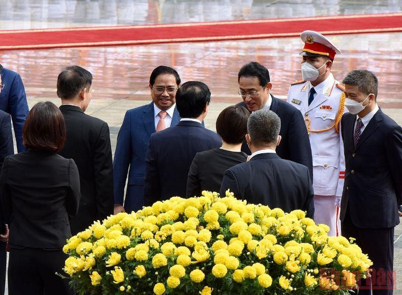 Thủ tướng Phạm Minh Chính giới thiệu với Thủ tướng Kishida Fumio thành viên đoàn Việt Nam. Lễ đón Thủ tướng Nhật Bản Kishida Fumio thăm chính thức Việt Nam -0