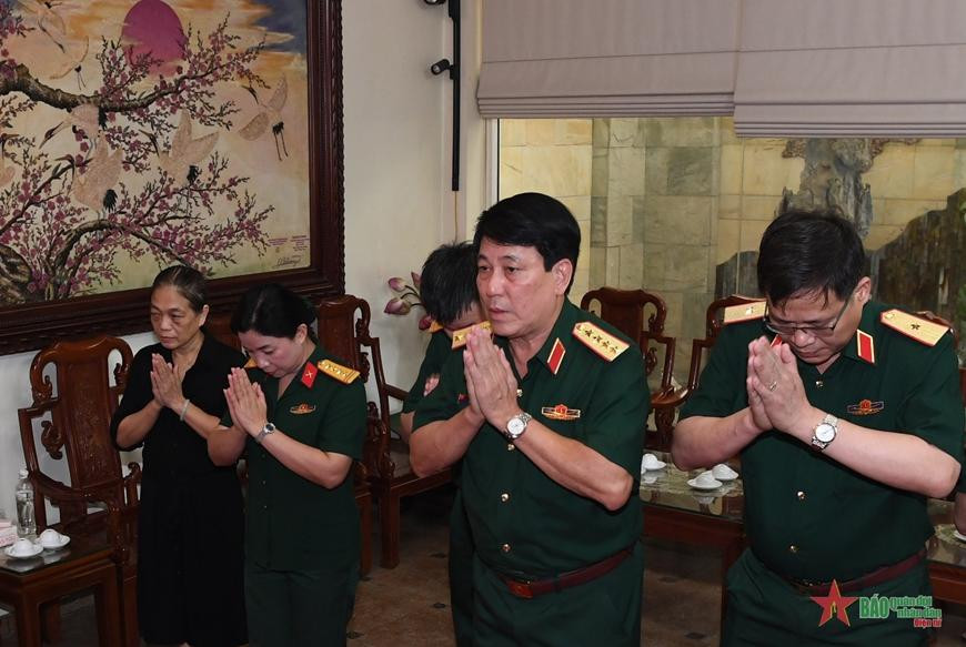  Đại tướng Lương Cường và đoàn công tác dâng hương tưởng niệm cố Tổng Bí thư Lê Khả Phiêu. Ảnh: Báo Quân đội nhân dân