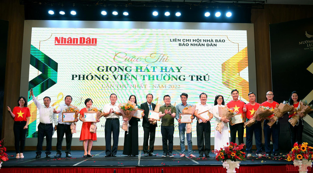 Tổng Biên tập Báo Nhân Dân Lê Quốc Minh chụp ảnh cùng ca sĩ các đội đoạt giải. Cuộc thi Giọng hát hay phóng viên thường trú Báo Nhân Dân lần thứ Nhất. -0