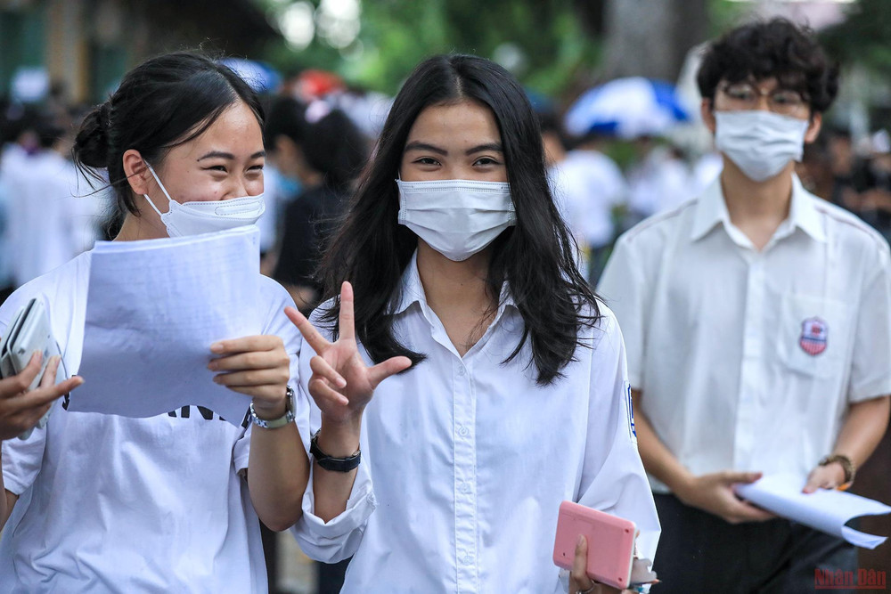 Niềm vui của các thí sinh khi hoàn thành bài thi tốt. Phụ huynh đội mưa chờ đón sĩ tử “vượt vũ môn” trong ngày thi đầu tiên -0