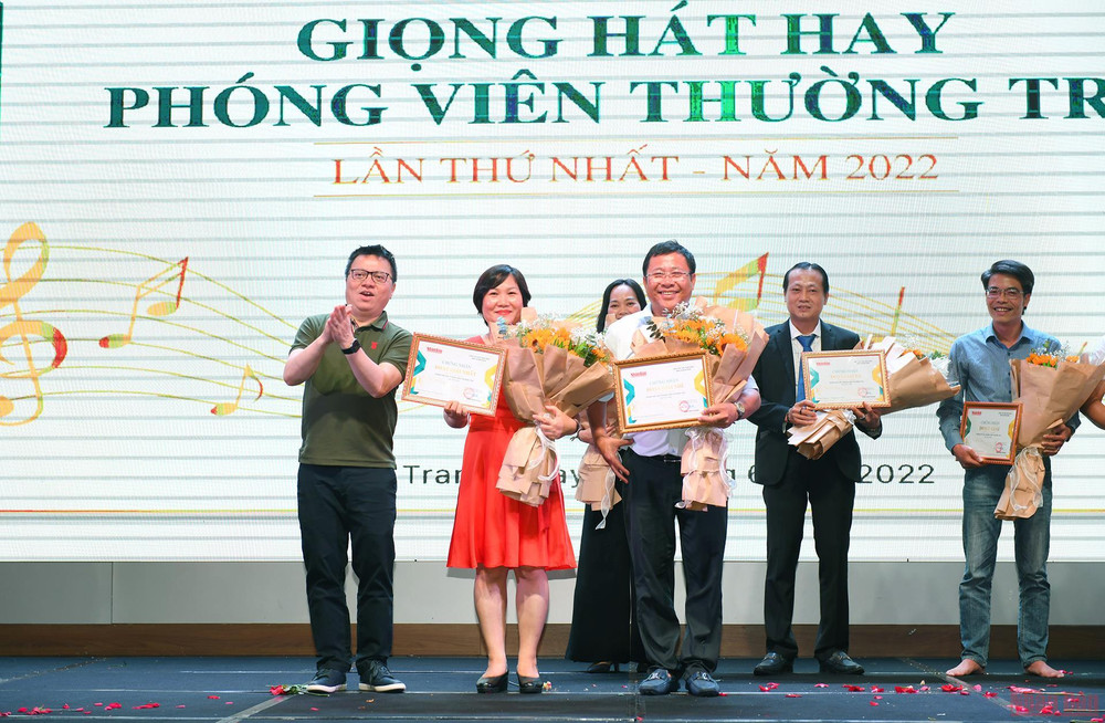 Tổng Biên tập Lê Quốc Minh trao giải Nhất toàn đoàn cho Ban Quản lý phóng viên thường trú; trao giải Nhì toàn đoàn cho Cơ quan Thường trực TP Hồ Chí Minh. Cuộc thi Giọng hát hay phóng viên thường trú Báo Nhân Dân lần thứ Nhất. -0