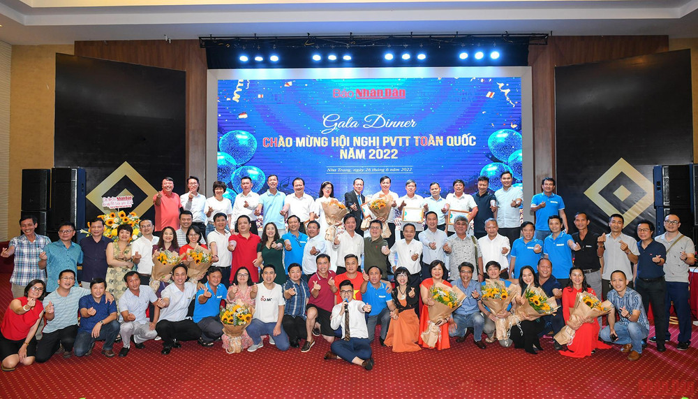 Tổng Biên tập Báo Nhân Dân Lê Quốc Minh chụp ảnh cùng thành viên Ban Giám khảo, Tổ thư ký và các đội đoạt giải. Cuộc thi Giọng hát hay phóng viên thường trú Báo Nhân Dân lần thứ Nhất. -0