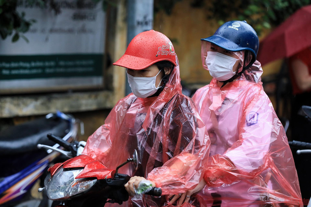 Nhiều thí sinh loay hoay trong việc tìm người thân để ra về khi cơn mưa từ đầu giờ chiều vẫn chưa ngớt. Phụ huynh đội mưa chờ đón sĩ tử “vượt vũ môn” trong ngày thi đầu tiên -0