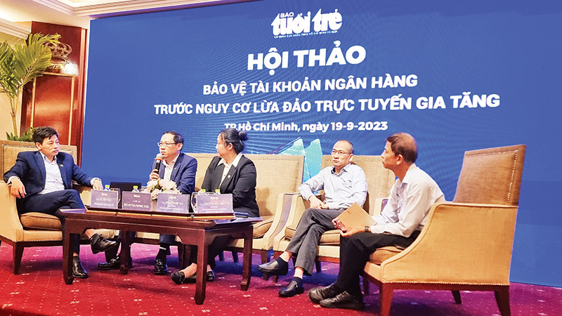 Các đại biểu trao đổi thông tin về các thủ đoạn lừa đảo qua mạng, giải pháp phòng ngừa rủi ro.