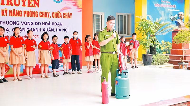 Công an quận Long Biên hướng dẫn học sinh Trường tiểu học Vũ Xuân Thiều kỹ năng phòng cháy, chữa cháy, thoát hiểm, thoát nạn.