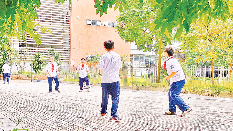 Các em học sinh vui chơi trong không gian xanh của Trường THPT Chuyên Hà Nội - Amsterdam.