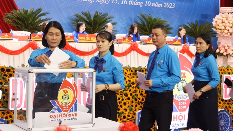 Bỏ phiếu bầu Ban Chấp hành khóa mới.