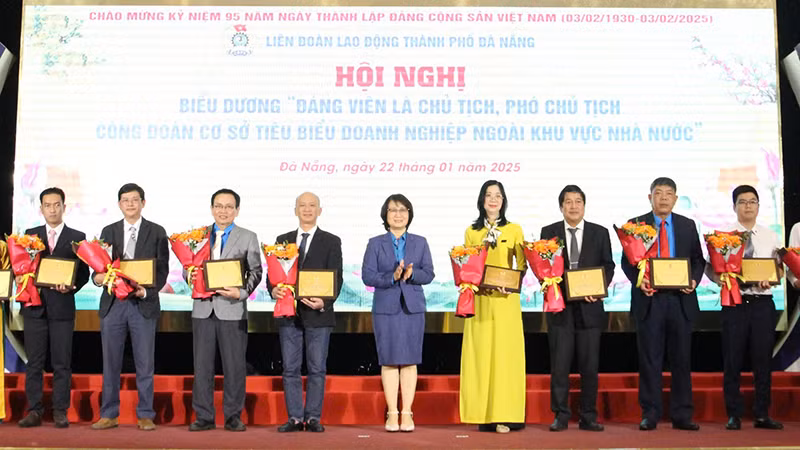 Tuyên dương các đảng viên tiêu biểu.