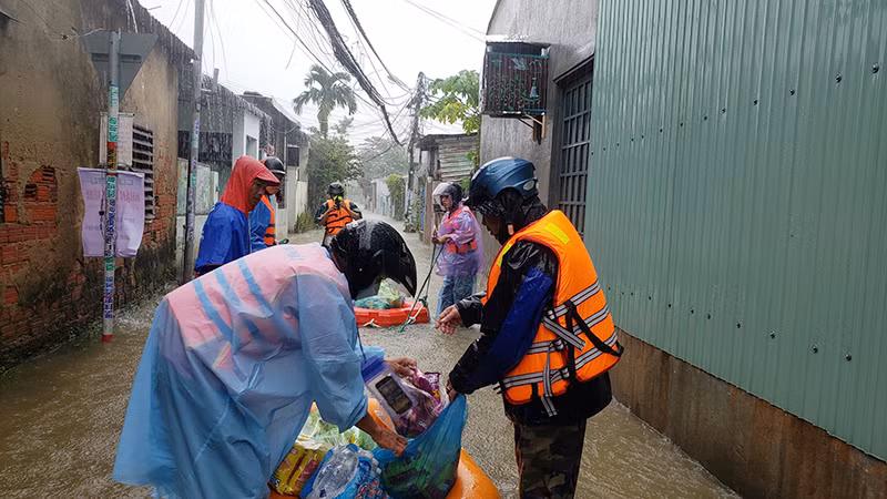 Mang thực phẩm và nước uống vào cho các hộ dân.