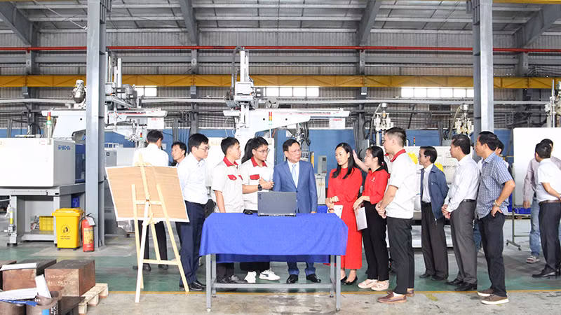 Đại biểu tìm hiểu triển khai dự án tại nhà máy.