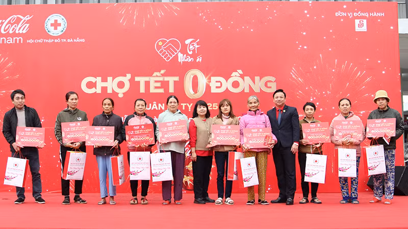 Trao quà Tết cho các hộ nghèo.
