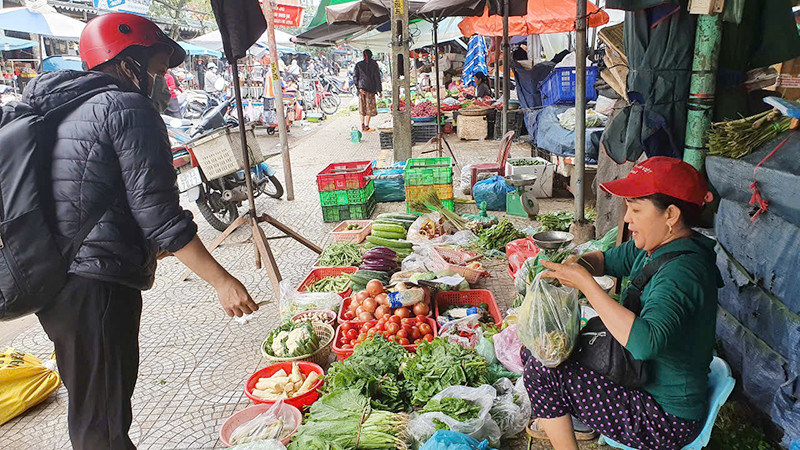 Rau tăng giá làm tiểu thương nhập ít hơn, người dân cũng không dám mua nhiều. 
