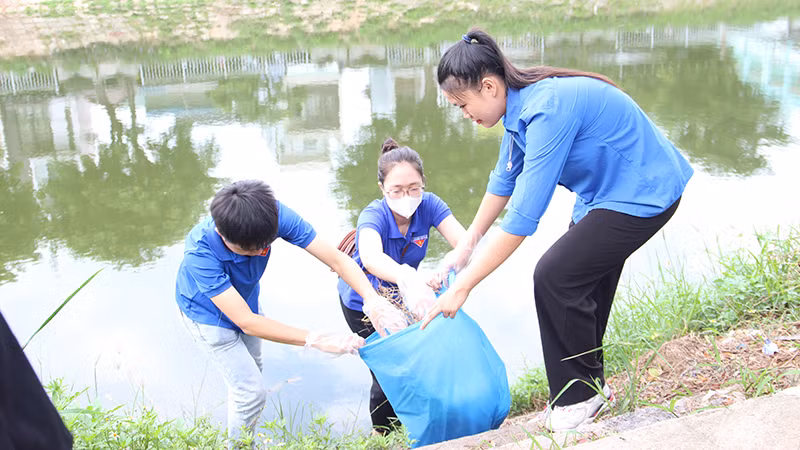 Đoàn viên, thanh niên đồng loạt ra quân vệ sinh môi trường tại khu vực sông Phú Lộc sau lễ phát động.