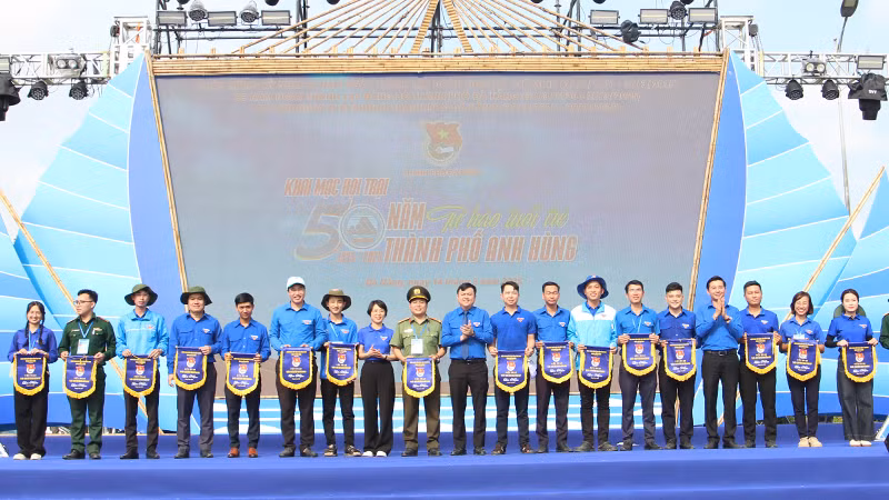 Ban tổ chức trao cờ cho các đơn vị tham gia.