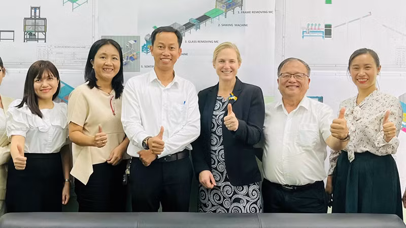 Chị Thanh Trang (bìa phải) tham gia vào hỗ trợ ươm tạo khởi nghiệp