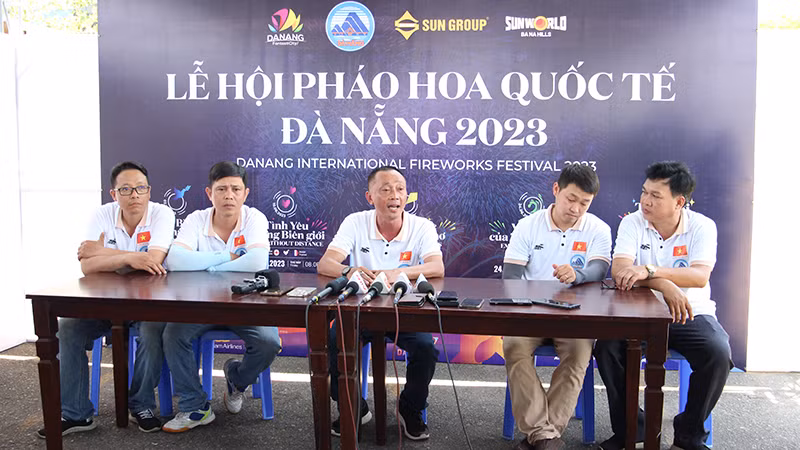 Đội chủ nhà Việt Nam chia sẻ thông tin về màn trình diễn sắp tới. Đội chủ nhà Việt Nam chia sẻ thông tin về màn trình diễn sắp tới.