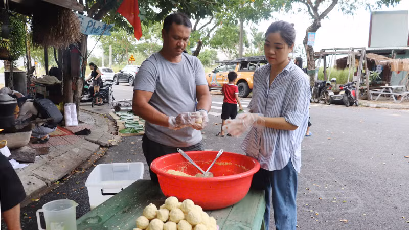 Mỗi người một tay để nhanh chóng hoàn thành.