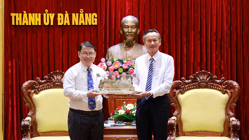 Đà Nẵng tặng quà lưu niệm Đoàn đại biểu Nhà xuất bản và Phát hành sách quốc gia Lào.