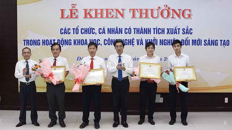 Khen thưởng các tập thể và cá nhân có sáng chế, giải pháp hữu ích.