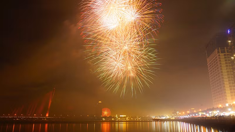 Đà Nẵng sẽ bắn pháo hoa kỷ niệm 50 năm ngày giải phóng thành phố. (Ảnh: Pháo hoa đêm Giao thừa thắp sáng bầu trời Đà Nẵng)