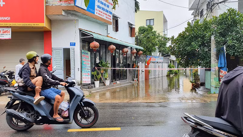 Dự kiến thành phố sẽ vẫn còn mưa, một số khu vực nước chưa rút hết.