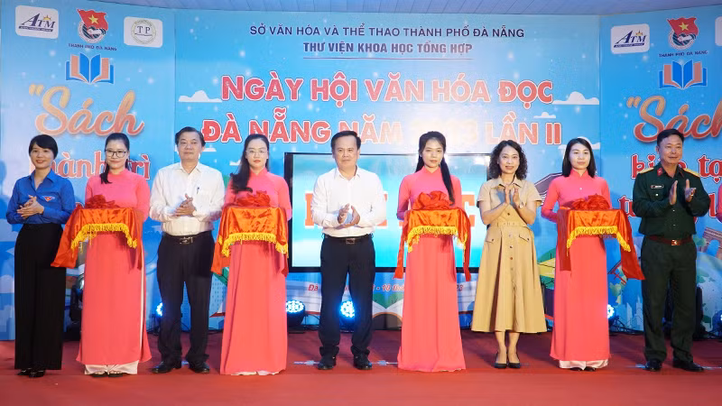 Cắt băng khai mạc ngày hội.