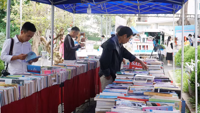 Nhiều người tìm đến mua sách tại ngày hội.