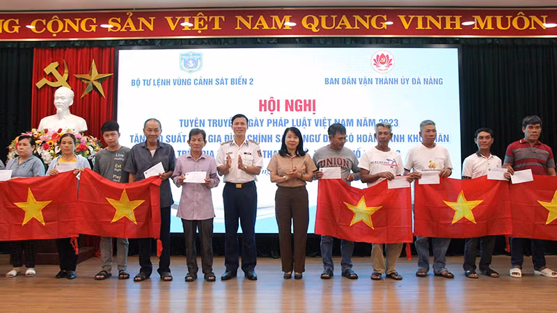 Tặng quà và cờ cho các ngư dân.