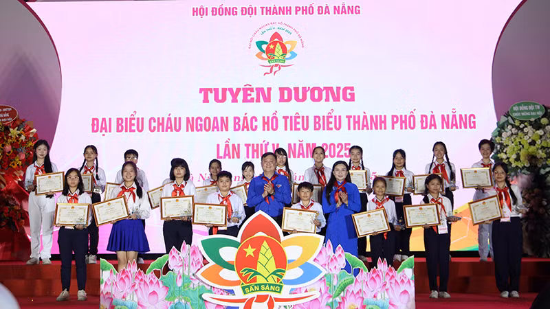 Tuyên dương thiếu nhi đạt danh hiệu “Cháu ngoan Bác Hồ”.