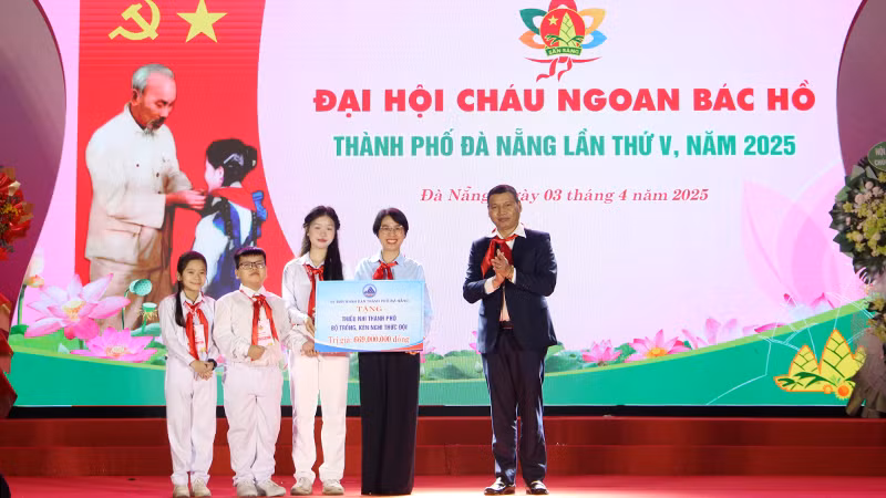 Lãnh đạo thành phố Đà Nẵng trao tặng bộ trống, kèn nghi thức đội.