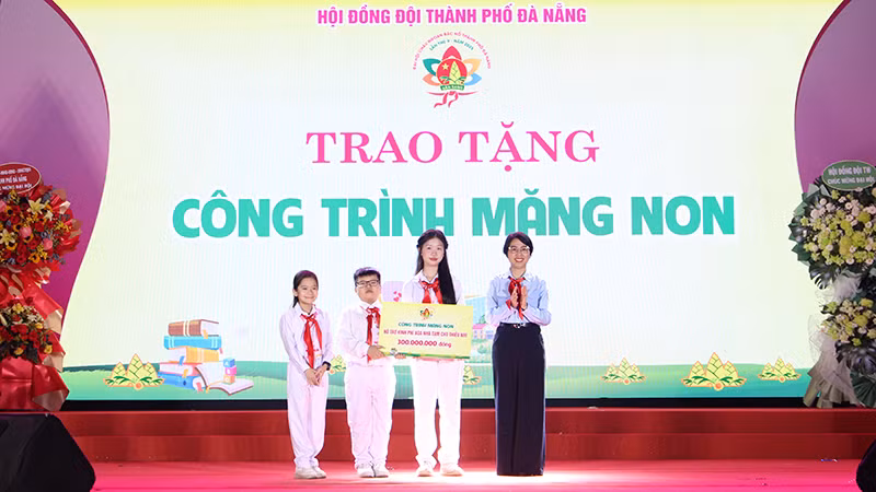 Trao tặng hỗ trợ xóa nhà tạm cho thiếu nhi.