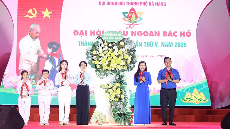 Hội đồng Đội Trung ương tặng hoa chúc mừng Đại hội.