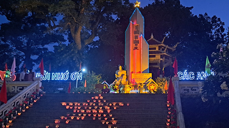 Lễ thắp nến tri ân được tổ chức tại tất cả các nghĩa trang liệt sĩ trên toàn thành phố.