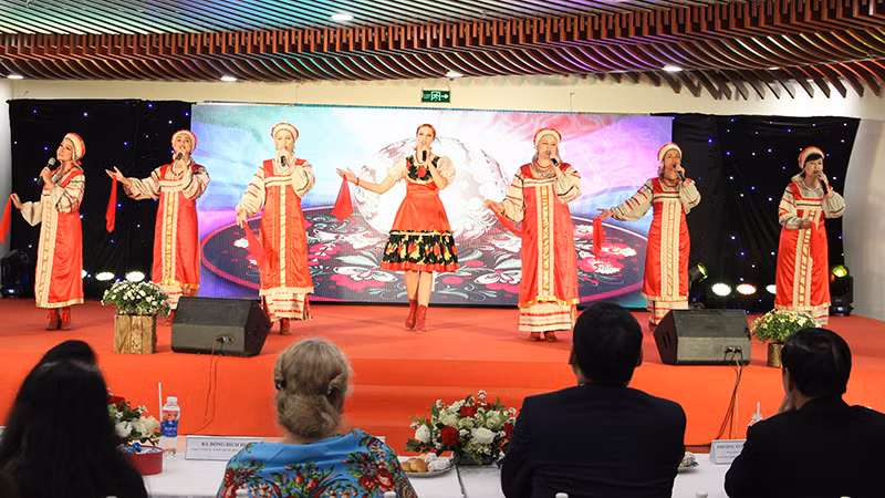 Tiết mục văn nghệ đến từ các nghệ sĩ Liên bang Nga.