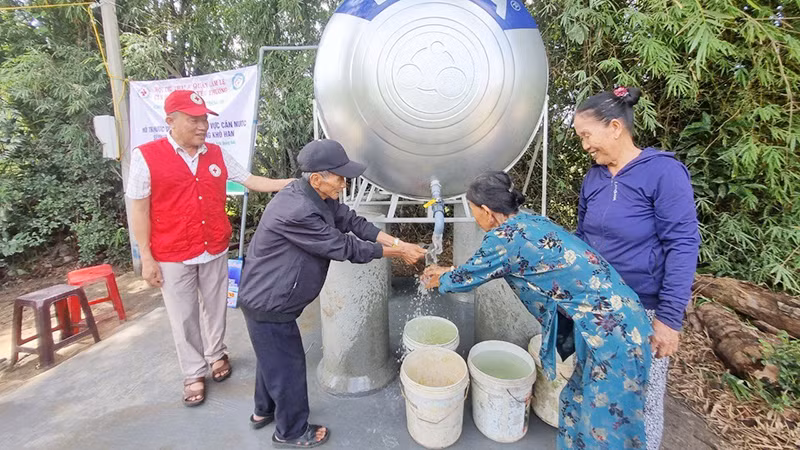 Bàn giao giếng nước sạch cho hộ khó khăn.