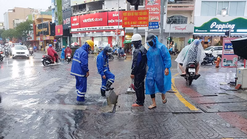 Lực lượng tham gia khơi thông cống.