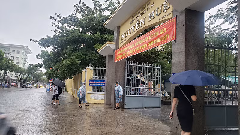 Học sinh chờ ba, mẹ đến đón về.