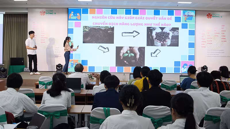 Nhóm thanh niên trình bày về dự án của mình.