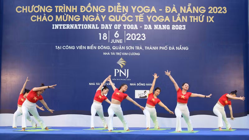 Chương trình đồng diễn Yoga năm nay với chủ đề “Một thế giới, một sức khỏe chung”.
