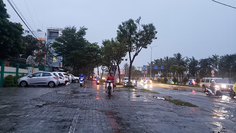 Nhiều phương tiện lên lề đường để di chuyển.