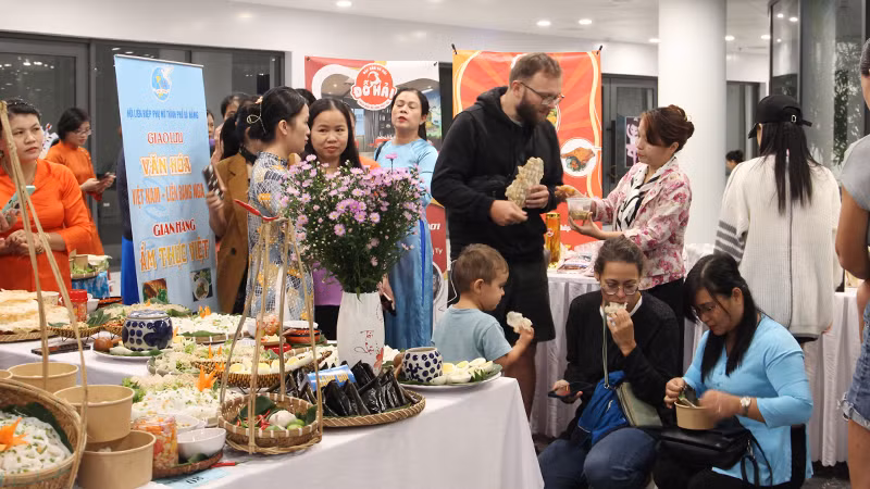 Thưởng thức ẩm thực Việt Nam.