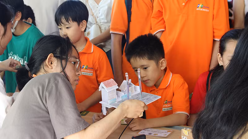 Học sinh chăm chú với mỗi hoạt động