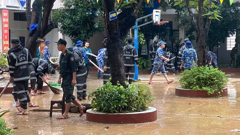 Dọn bùn đất tại trường học.