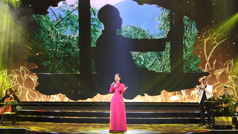 Các tiết mục âm nhạc ca ngợi Đảng, Bác Hồ, quê hương đất nước.