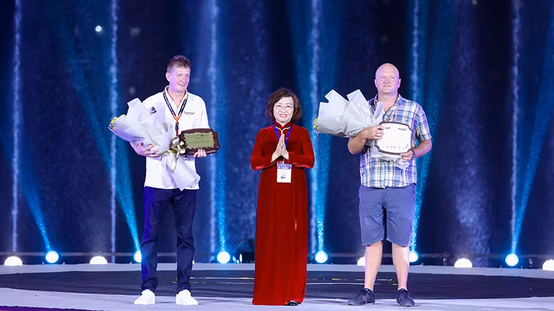 Trao hoa và kỷ niệm chương cho đại diện hai đội thi.